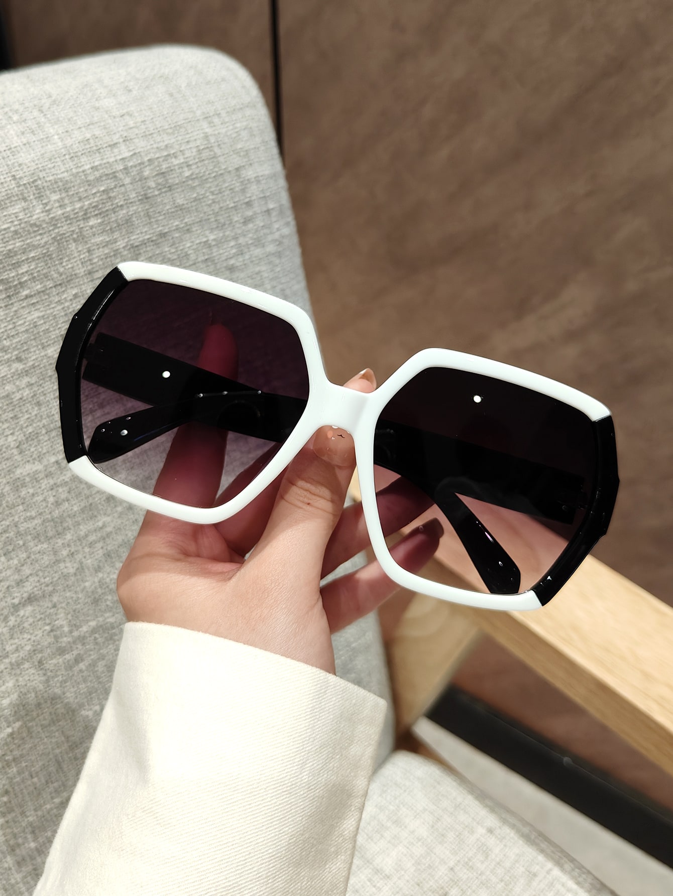 Travel Accessories Gifts For Women - 검은색과 흰색의 기하학적 무늬가 들어간 여성용