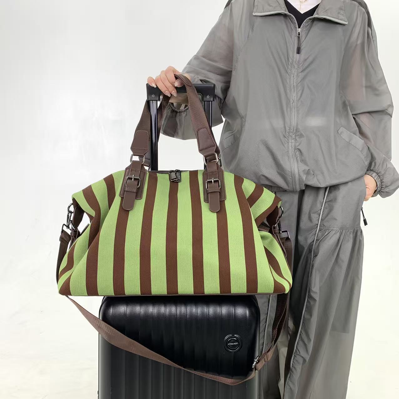 여성용 세련된 스트라이프 다용도 핸드백, 대용량 여행용 - Travel Accessories B&M 리뷰 및 가격