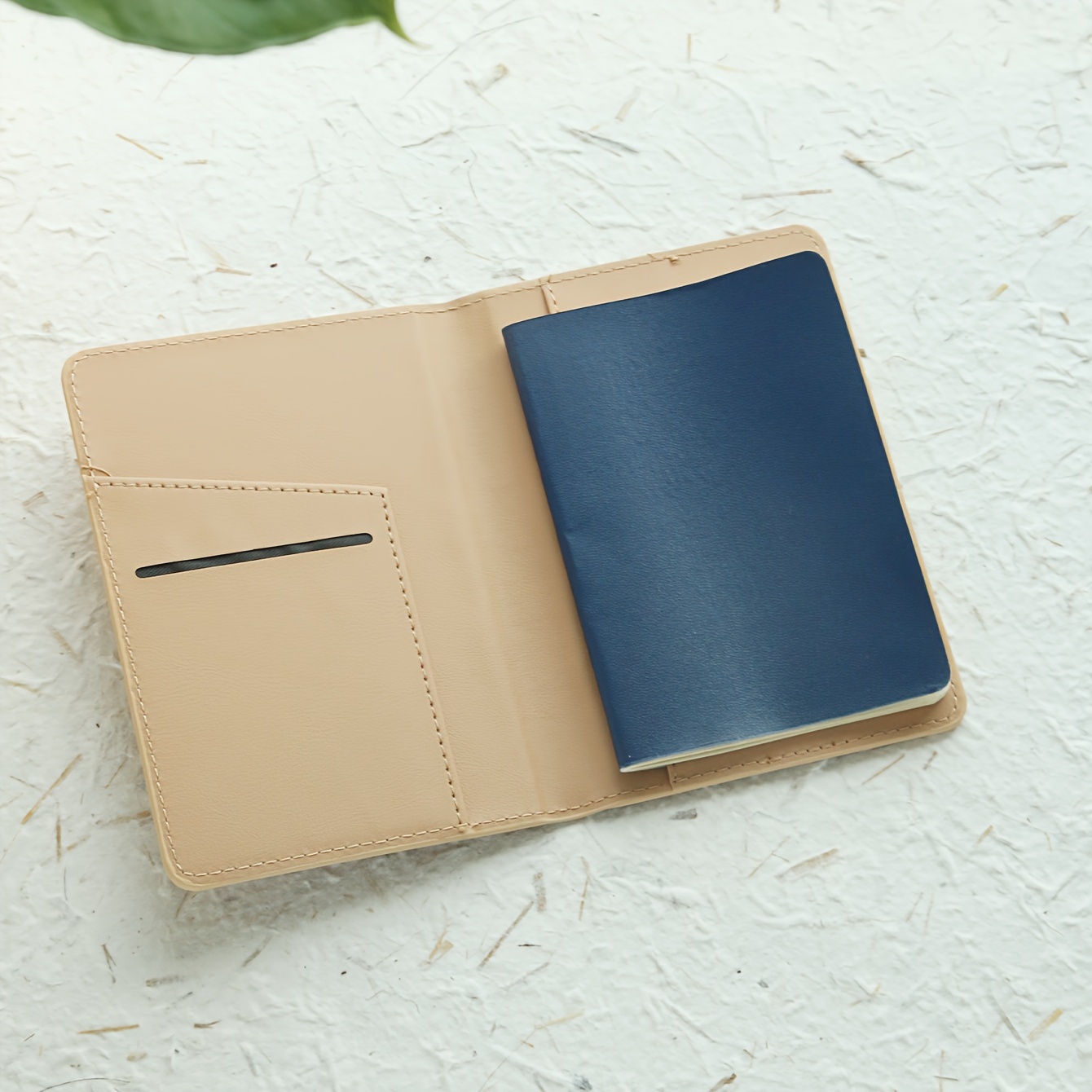 맞춤 이니셜 자수 패치가 있는 만화 캐릭터 가죽 여권  - Travel Accessories Hong Kong 리뷰 및 가격